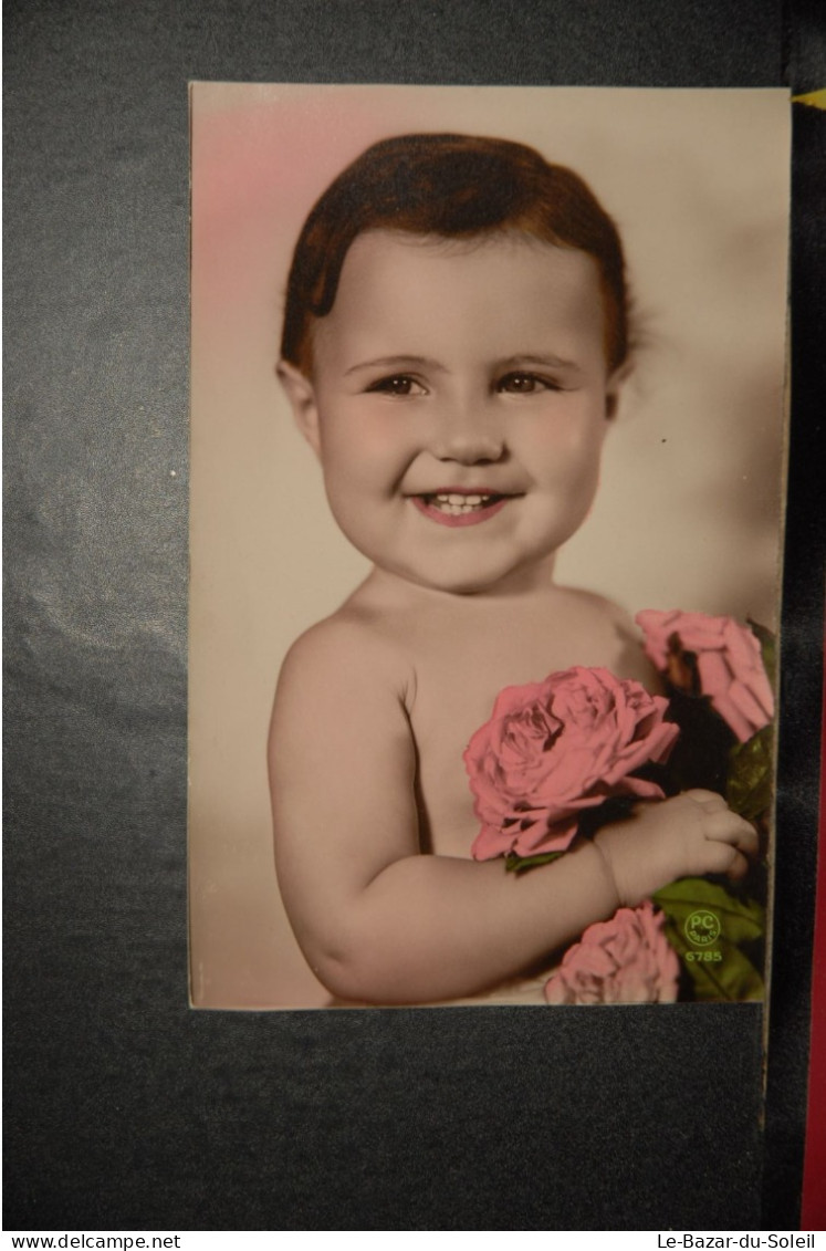 CP,  Bébés, Bébé Souriant Avec Roses - Baby's