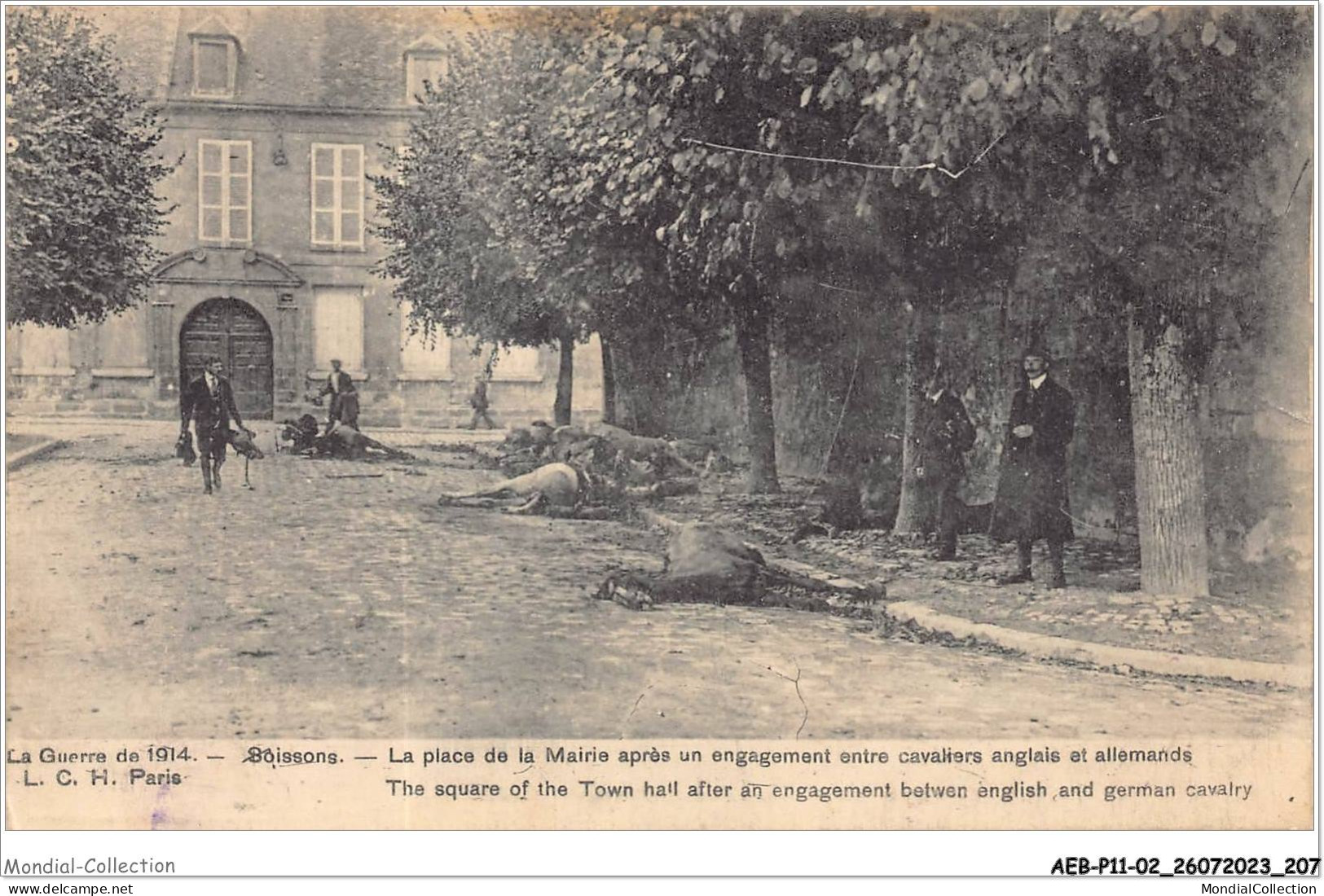 AEBP11-02-1100 - La Guerre 1914 - SOISSONS - La Place De La Mairie Après Un Engagement Entre Cavaliers  - Soissons