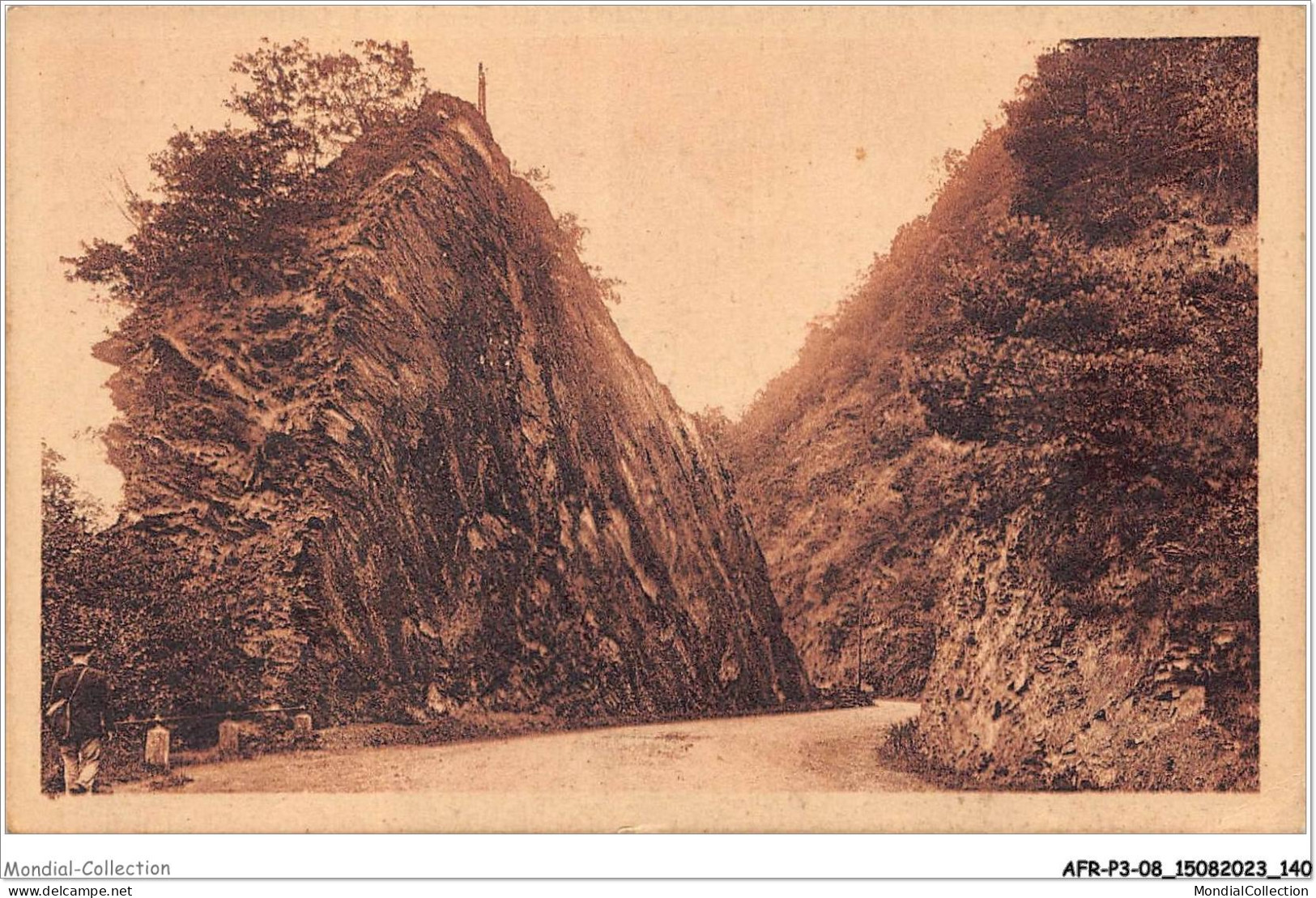 AFRP3-08-0223 - Vallée De La Meuse - REVIN - Roche à Faux Sur La Route De Rocroi - Revin