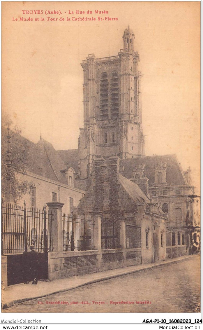 AGAP1-10-0063 - TROYES - La Rue Du Musée - Le Musée Et La Tour De La Cathédrale St-pierre  - Troyes