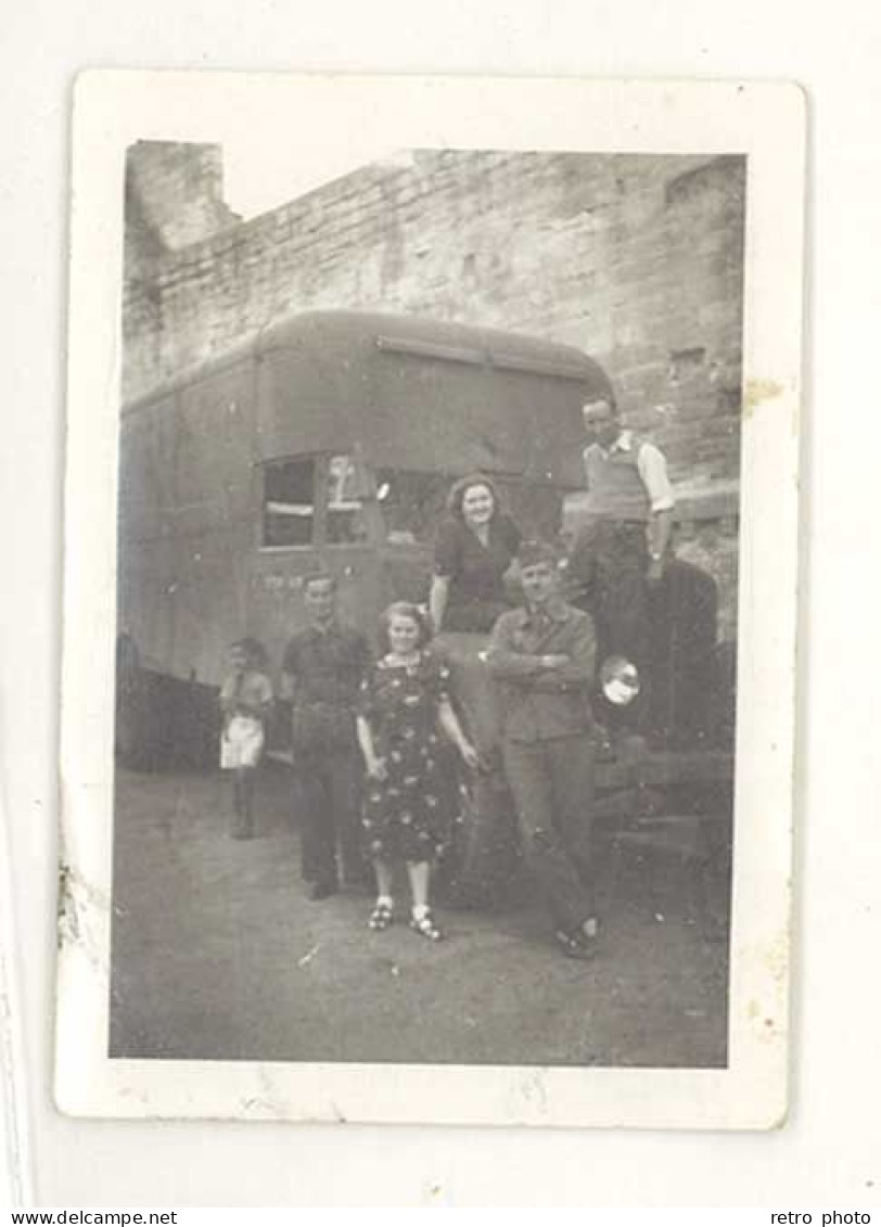 Photo Ancienne Camion Garé Devant Les Remparts D'Avignon (?), Famille Et Soldat - Places