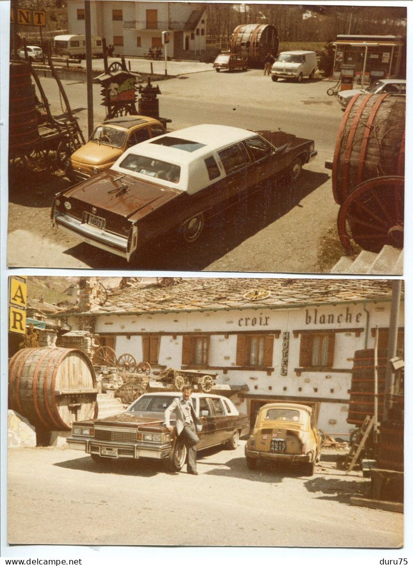 Années 1970 *2 PHOTOS 10x15 * AUTOS Cadillac (76 Fleetwood ?) & Fiat 500 Bar Restaurant Croix Blanche à Etroubles Italie - Automobiles