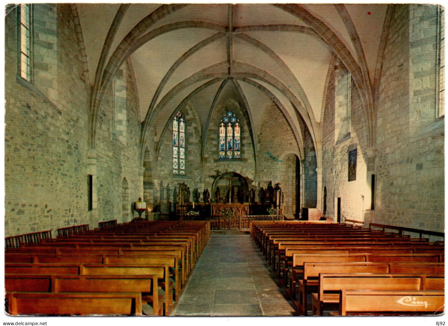 CPSM GF 15 - MAURS LA JOLIE (Cantal) - Intérieur De L'Eglise, La Nef Et Le Choeur - Autres & Non Classés