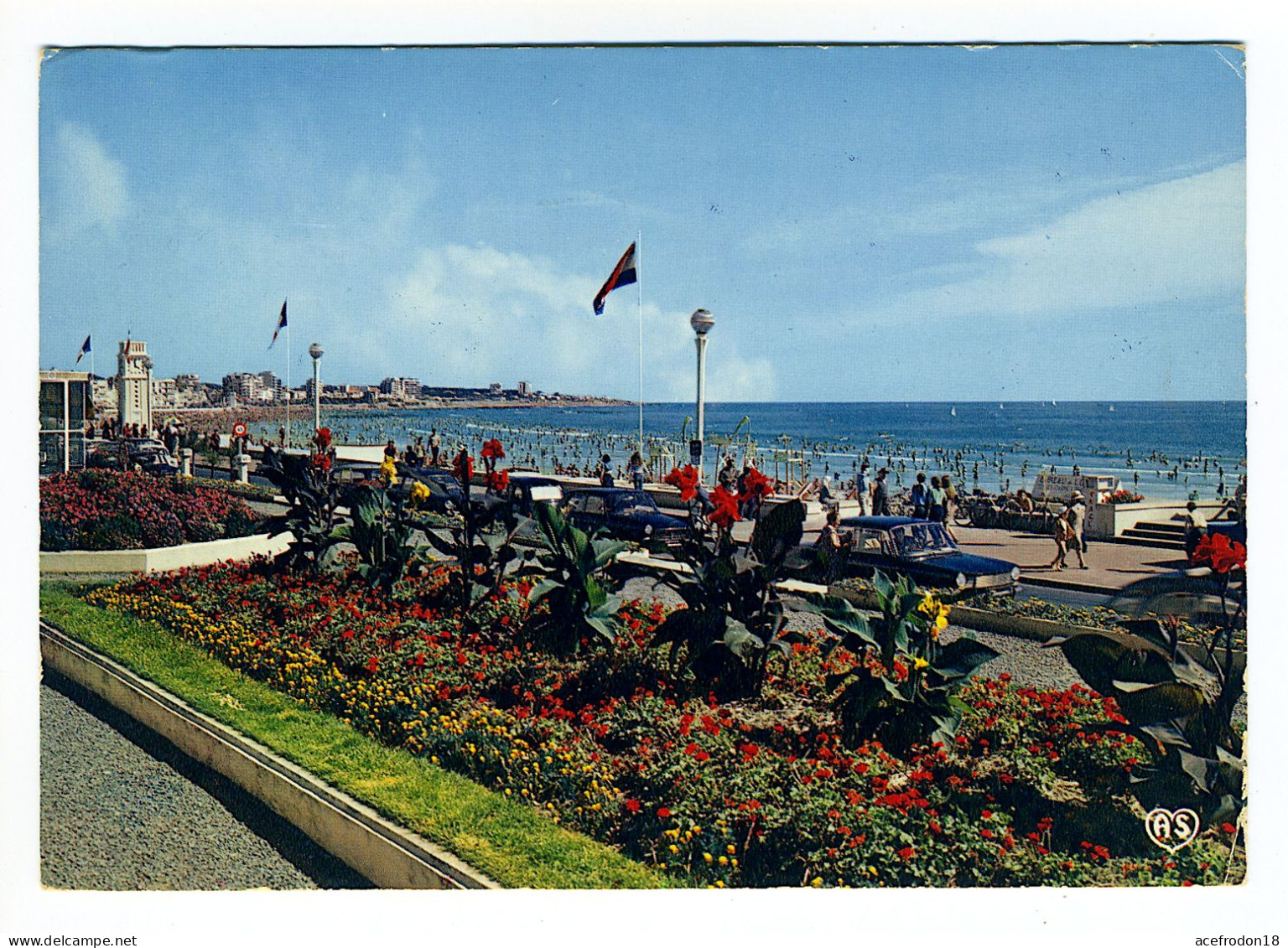 LES SABLES-D'OLONNE (Vendée) - La Plage Parmi Les Fleurs - Sables D'Olonne