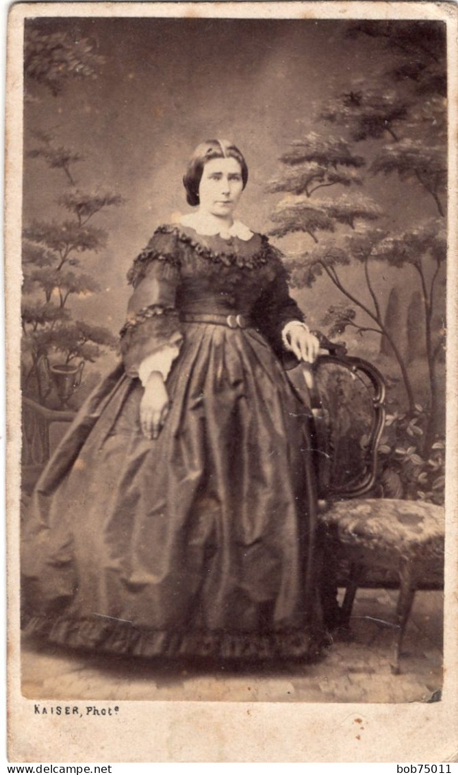 Photo CDV D'une Femme élégante Posant Dans Un Studio Photo Au Havre - Alte (vor 1900)