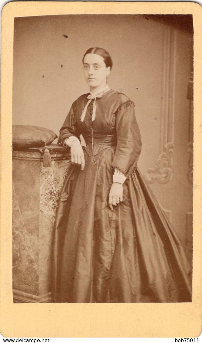 Photo CDV D'une Jeune Femme   élégante Posant Dans Un Studio Photo A St-Etienne - Alte (vor 1900)