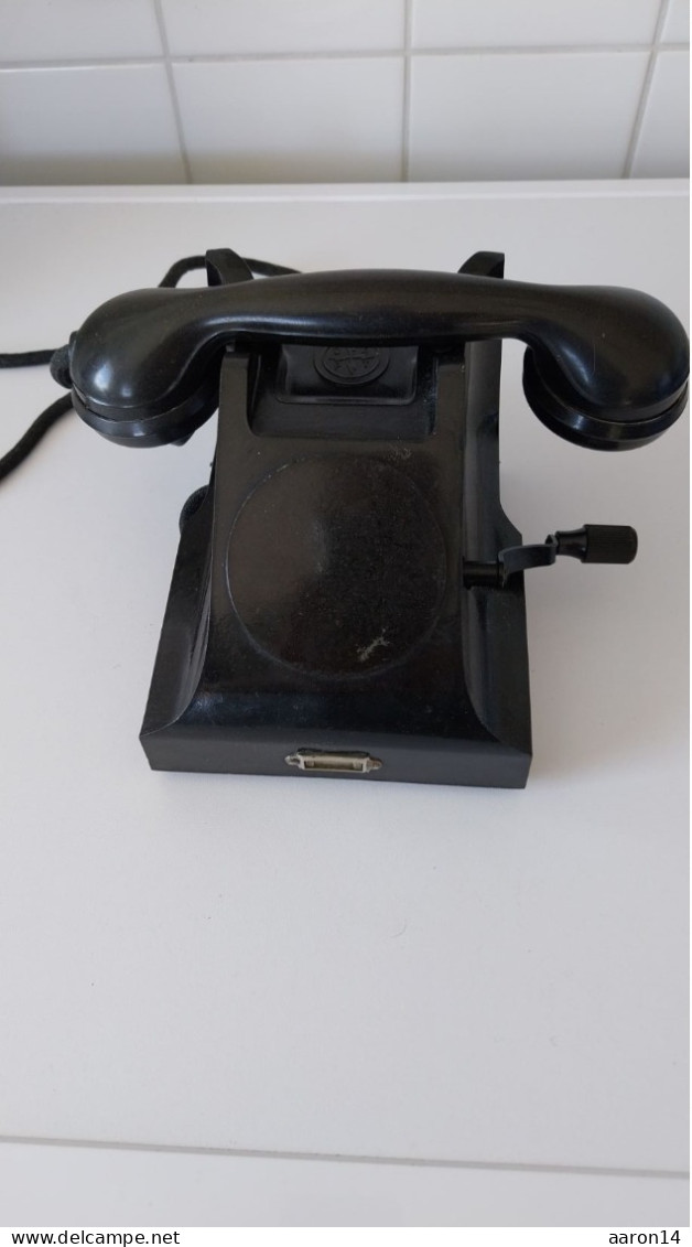 Ancien Téléphone Modèle Sans Cadran Avec Manivelle  Bakélite Noir Année 50 - Telephony