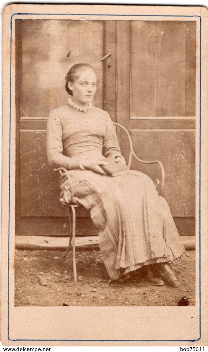 Photo CDV D'une Jeune Femme élégante Posant Assise Devant L'entré De Sa Maison - Alte (vor 1900)