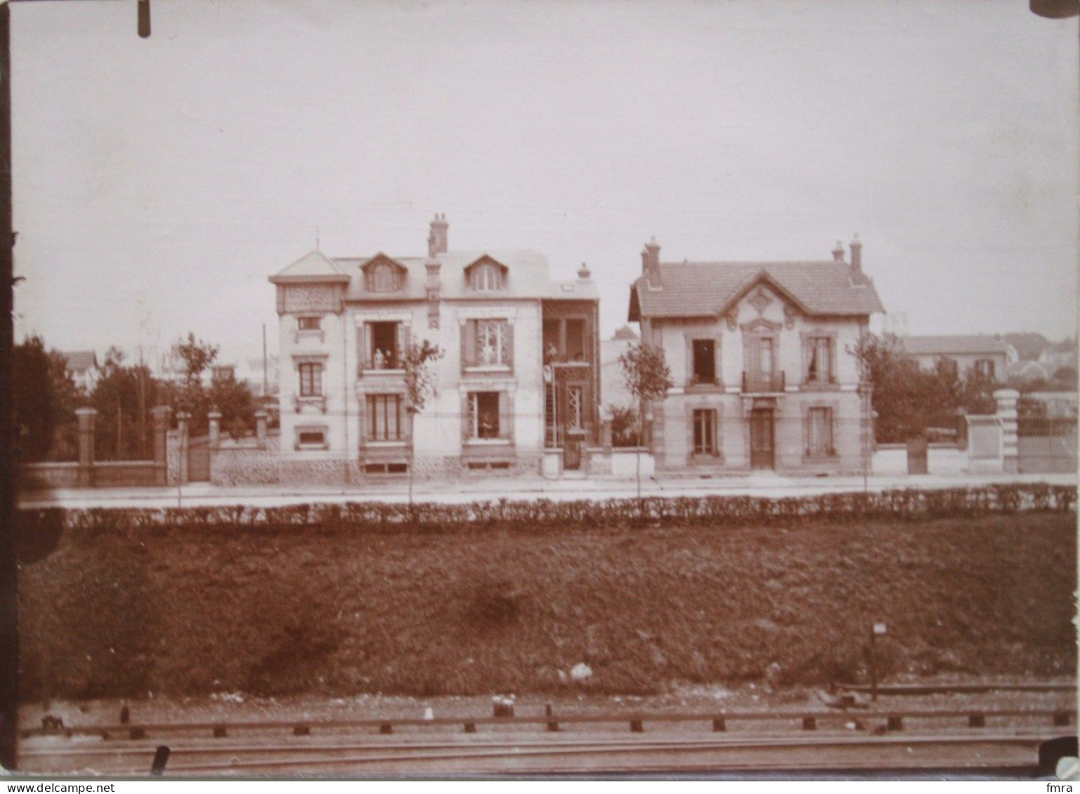 Belle (grande) Photo Ancienne 12x17 Cm (à Localiser) Belles Maisons + Voie Ferrée (métro ?) Oise ? Ile-de-France TB/GP11 - Photos