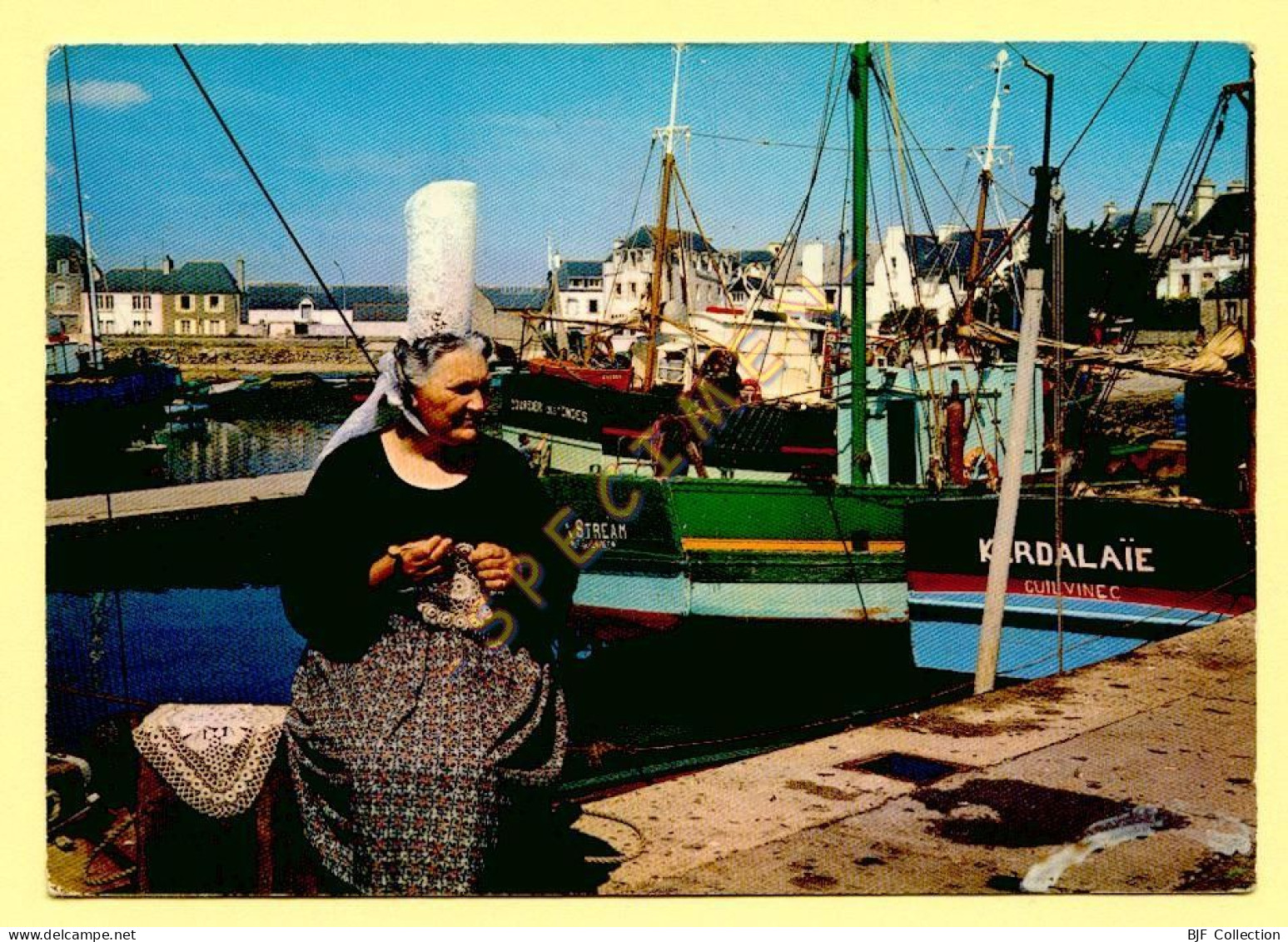 29. Sur Le Port, Bigoudenne Faisant De La Dentelle Au Crochet à LESCONIL (animée) (voir Scan Recto/verso) - Lesconil