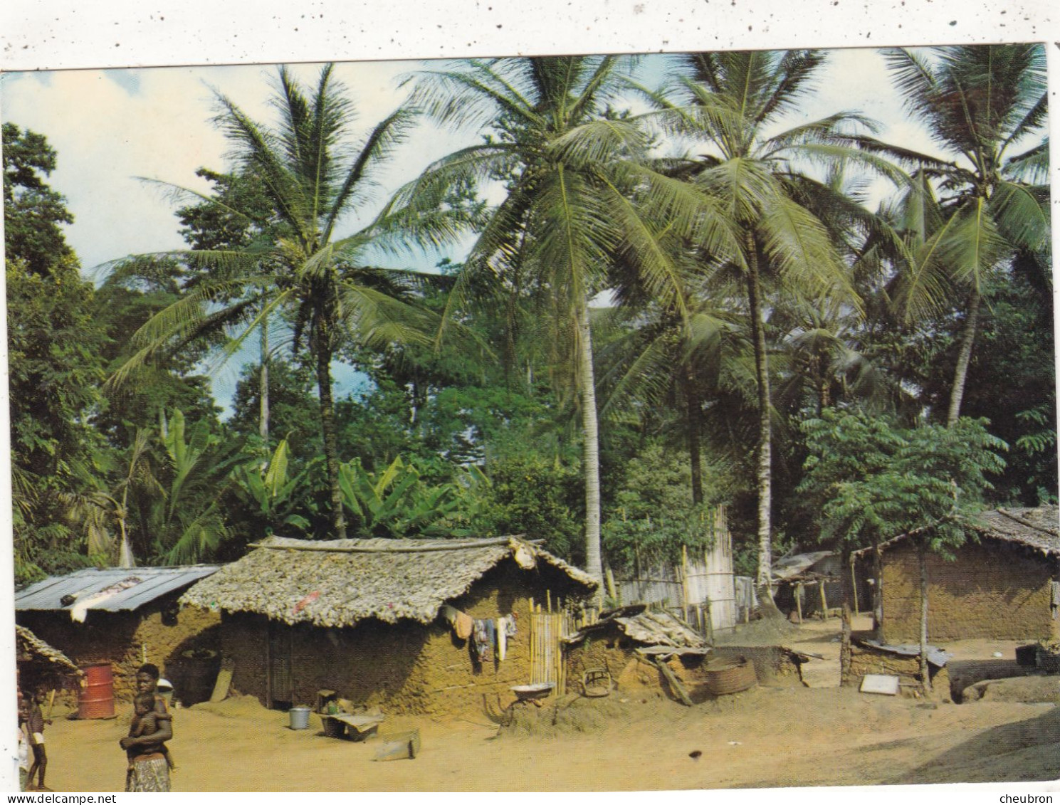 COTE D'IVOIRE..  CPSM. .VILLAGE TYPIQUE. ANNEE 1983 + TEXTE ENVOYE DE ABIDJAN - Ivory Coast