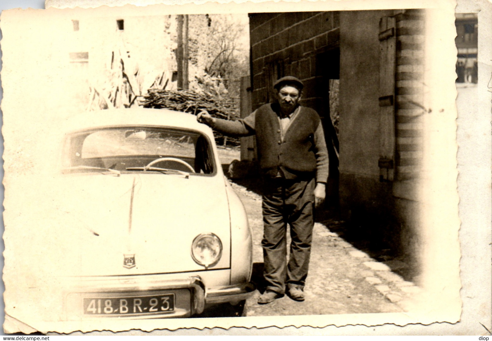 Photographie Photo Vintage Snapshot Amateur Automobile Voiture Auto Dauphine - Automobiles