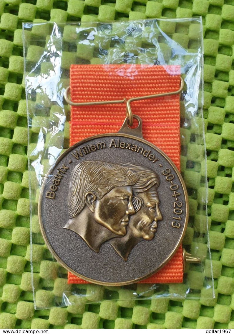 Medaile   : Beatrix * Willem Alexander - 30-4-2013 - V.C.O. -  Original Foto  !!  Medallion  Dutch . - Royaux/De Noblesse