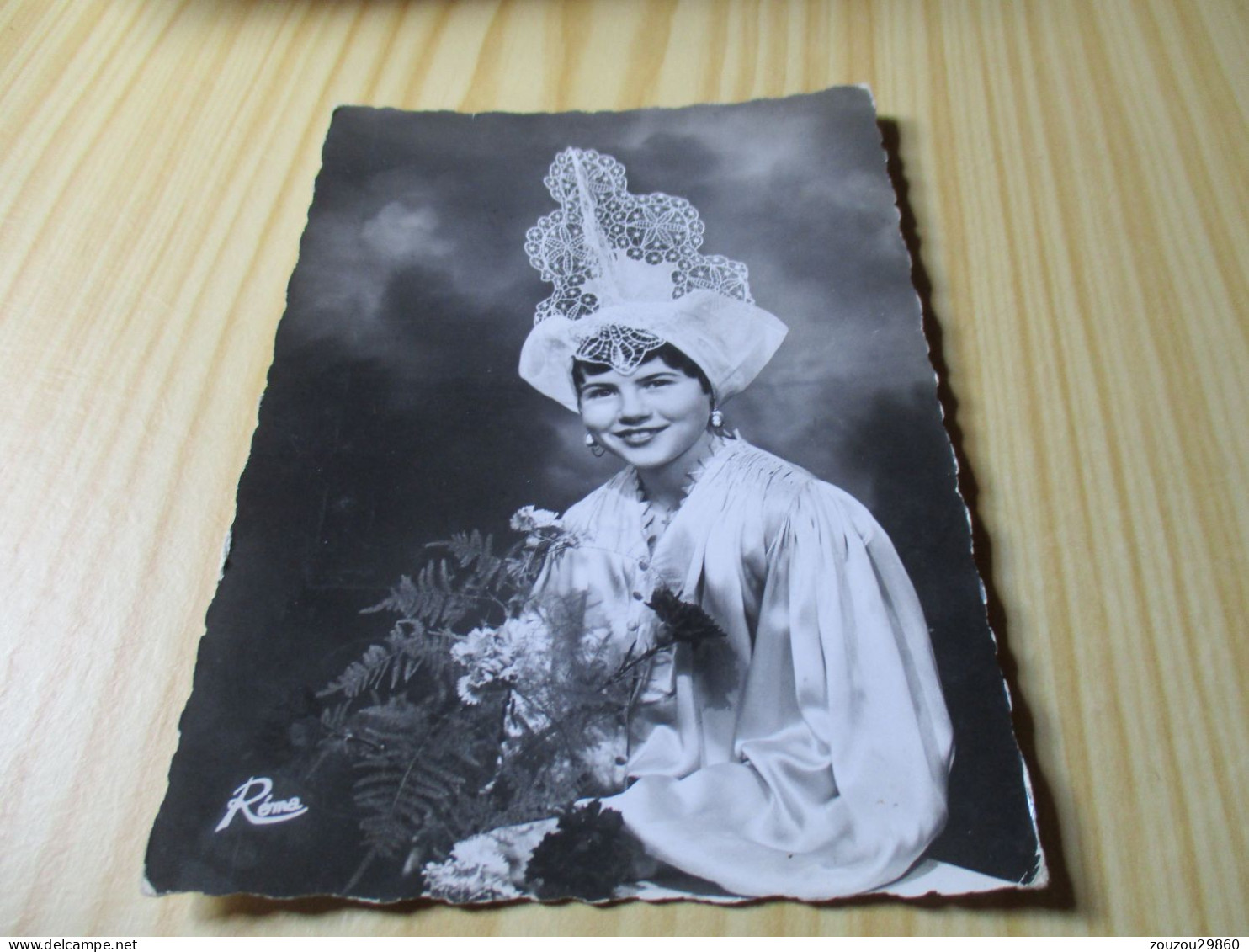 Jeune Fille En Costume Des Sables D'Olonne (85). - Sables D'Olonne