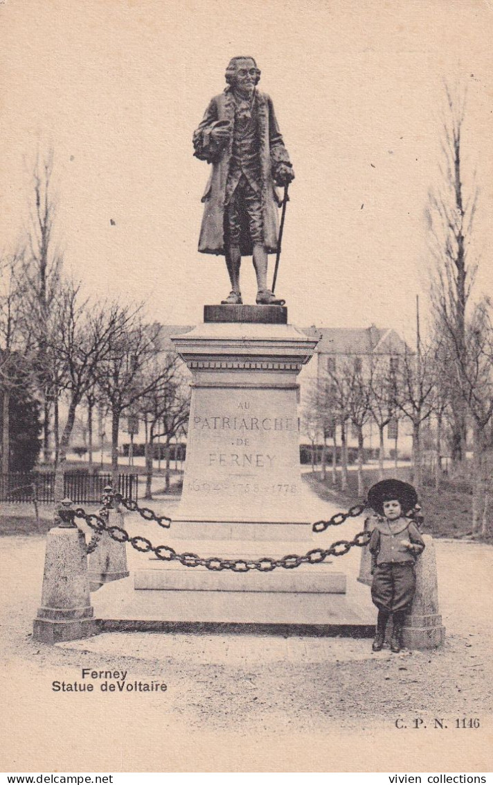 Ferney (01 Ain) Statue De Voltaire Texte Descriptif Détaillé Au Dos 1905 "Au Patriarche De Ferney - Au Poëte Philosophe" - Ferney-Voltaire