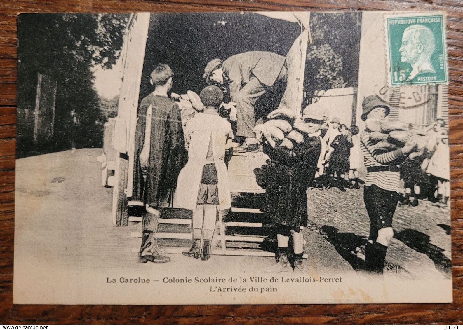 CPA (Côte D'or) Arrans, La Carolue, Colonie Scolaire De Levallois-Perret (Haut De Seine), L'Arrivée Du Pain, Gros Plan - Autres & Non Classés