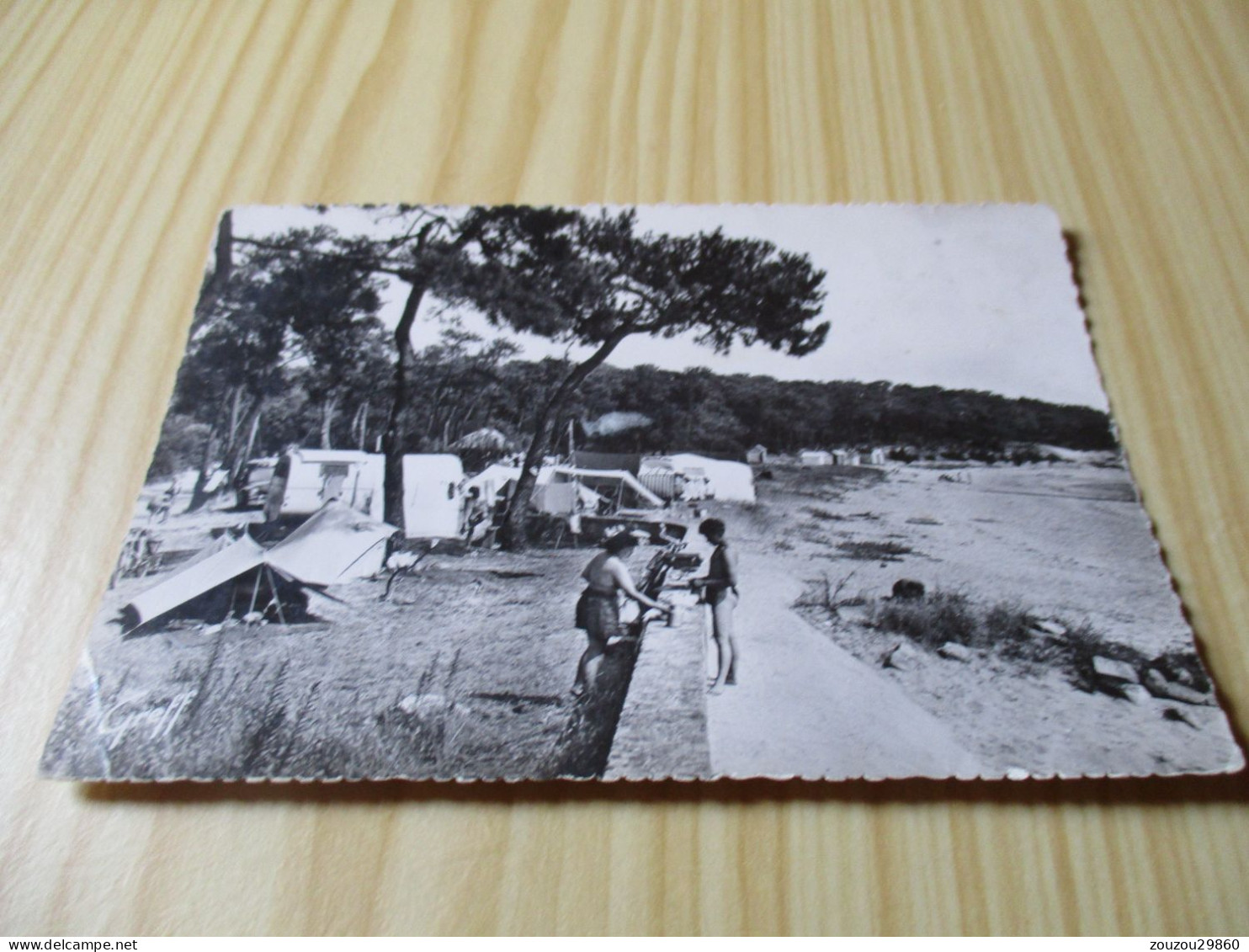 Noirmoutier (85).Le Champ Des Campeurs Dans Les Pins - Carte Animée. - Noirmoutier