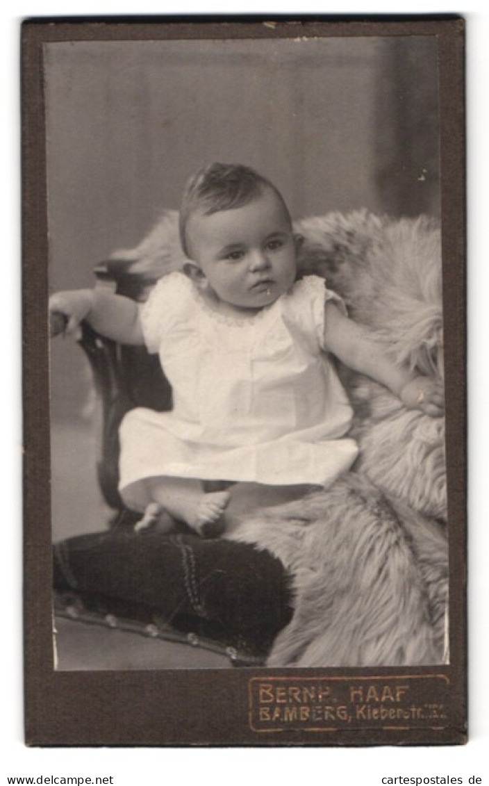 Fotografie Bernh. Haaf, Bamberg, Kleberstrasse 1, Kleinkind Im Weissen Kleidchen  - Anonyme Personen