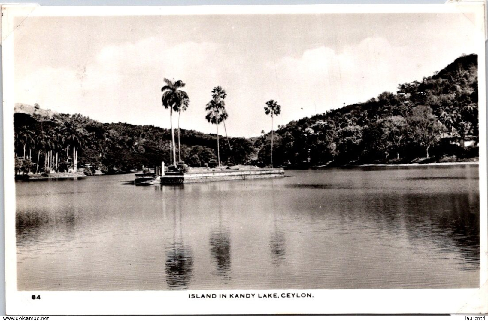 18-5-2024 (5 Z 28) Ceylon (Sri Lanka) (b/w Very Old) Island In Kandy Lake - Sri Lanka (Ceylon)