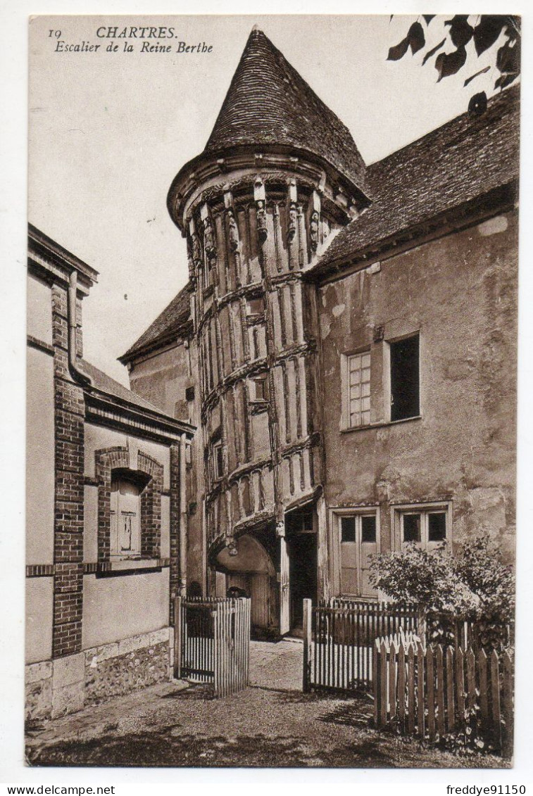 28 . Chartres . Escaliers de la Reine Berthr