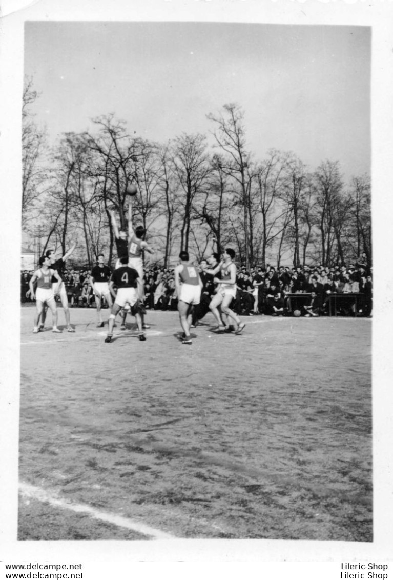 6 PHOTOGRAPHIES ± 1950 - Sport Basket-ball. Match de basket en extérieur sur terre battue 90x62 mm