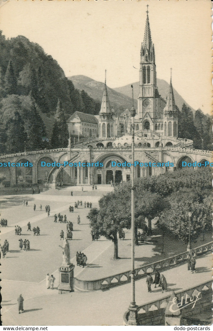 R010761 Lourdes. La Basilique Et L Esplanade. P. Doucet. 1959 - Monde