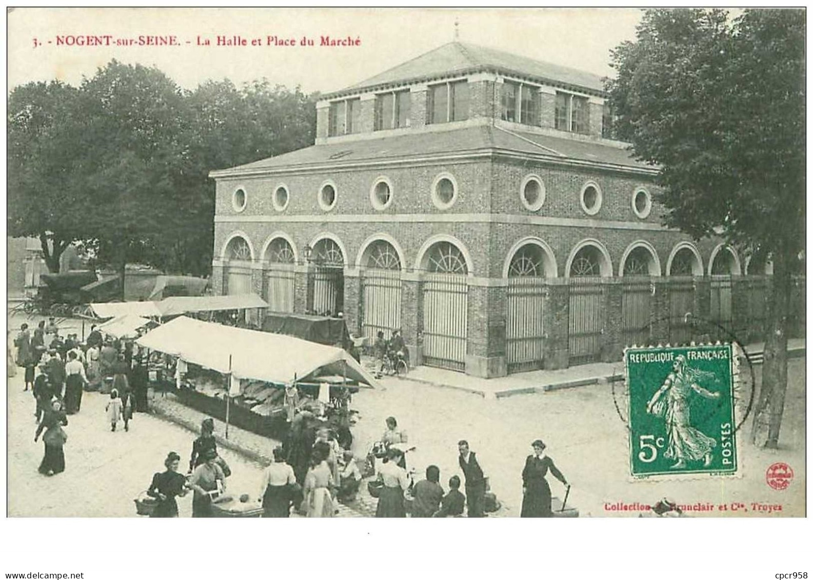 10.NOGENT SUR SEINE.n°7974.LA HALLE ET PLACE DU MARCHE - Nogent-sur-Seine