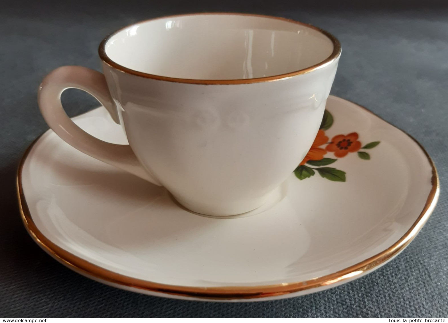 Lot 340 - 1 Tasse Et 1 Soucoupe Vintage (café Ou Thé) Céramique De GIEN Années 60/70. Blanc Crème Décor Florale - Tasses