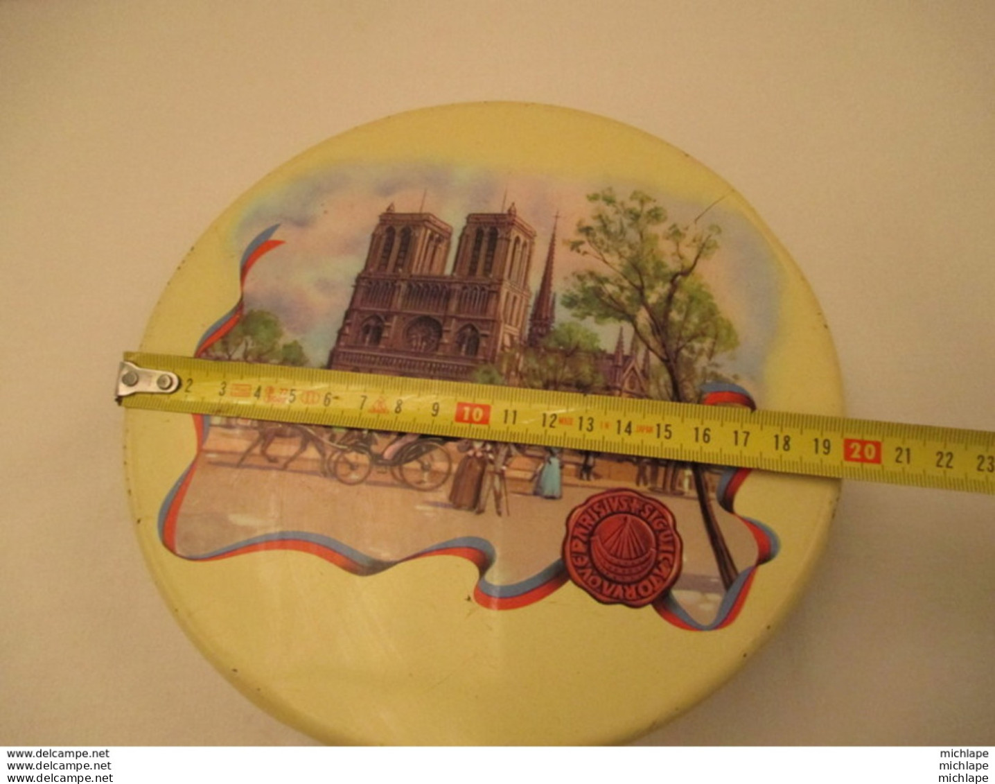 belle boite  en fer blanc - NOTRE DAME DE PARIS - diametre 20 cm H 7 cm tres bon état