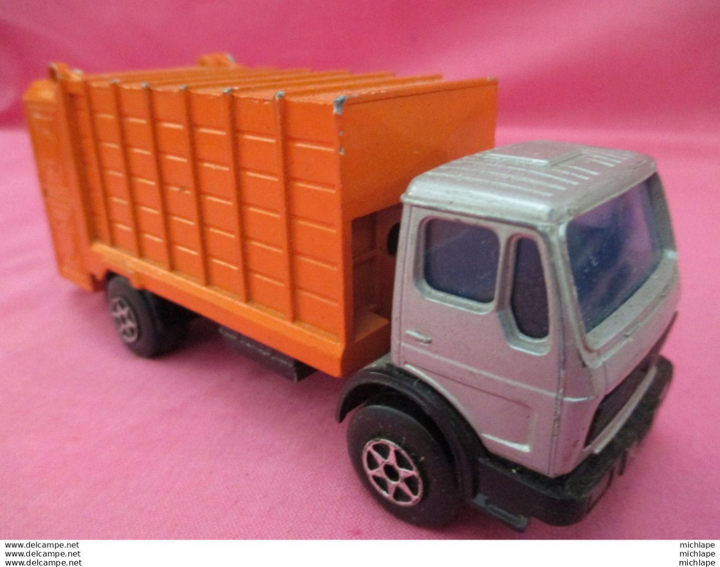 Miniature   - 1/43 Em -    - MAJORETTE - CAMION  MERCEDES - DECHETS - - Majorette