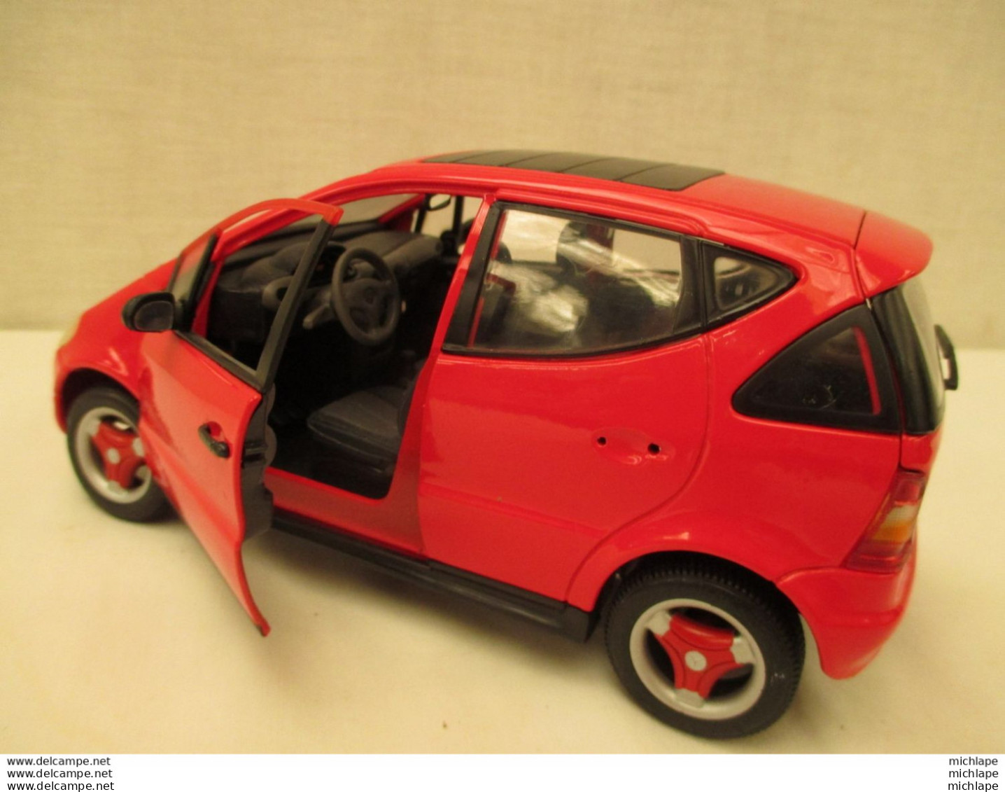 Voiture 1/18 Em  - MAISTO - MERCEDES BENZ- A CLASS - Maisto