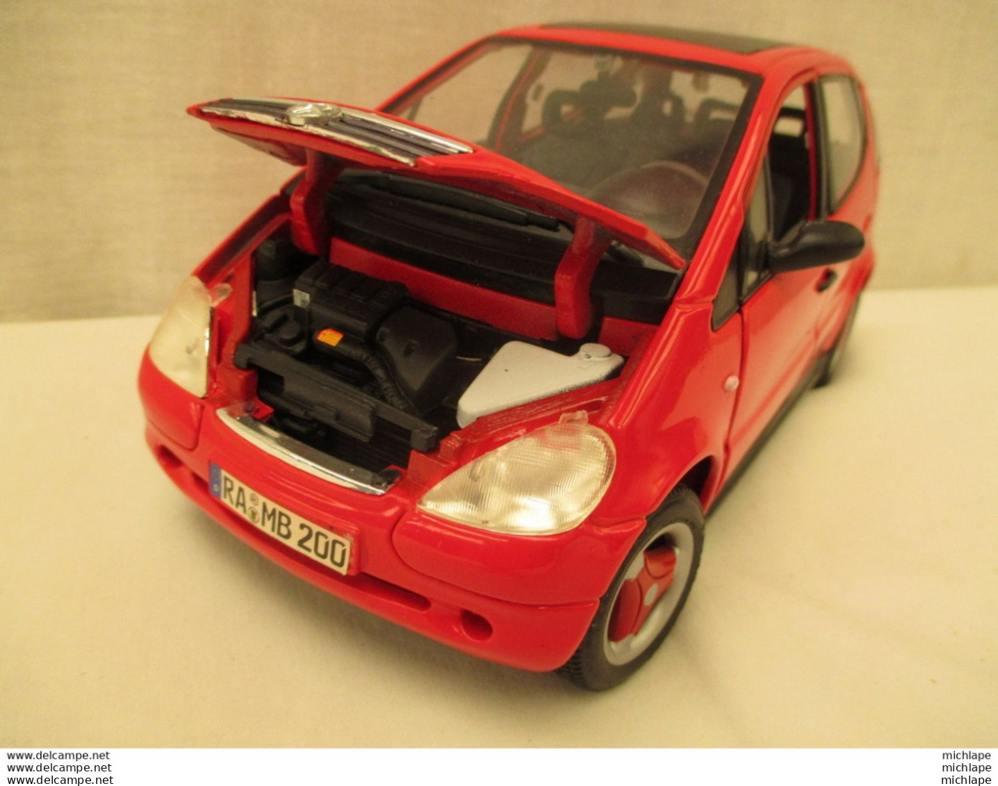 voiture 1/18 em  - MAISTO - MERCEDES BENZ- A CLASS