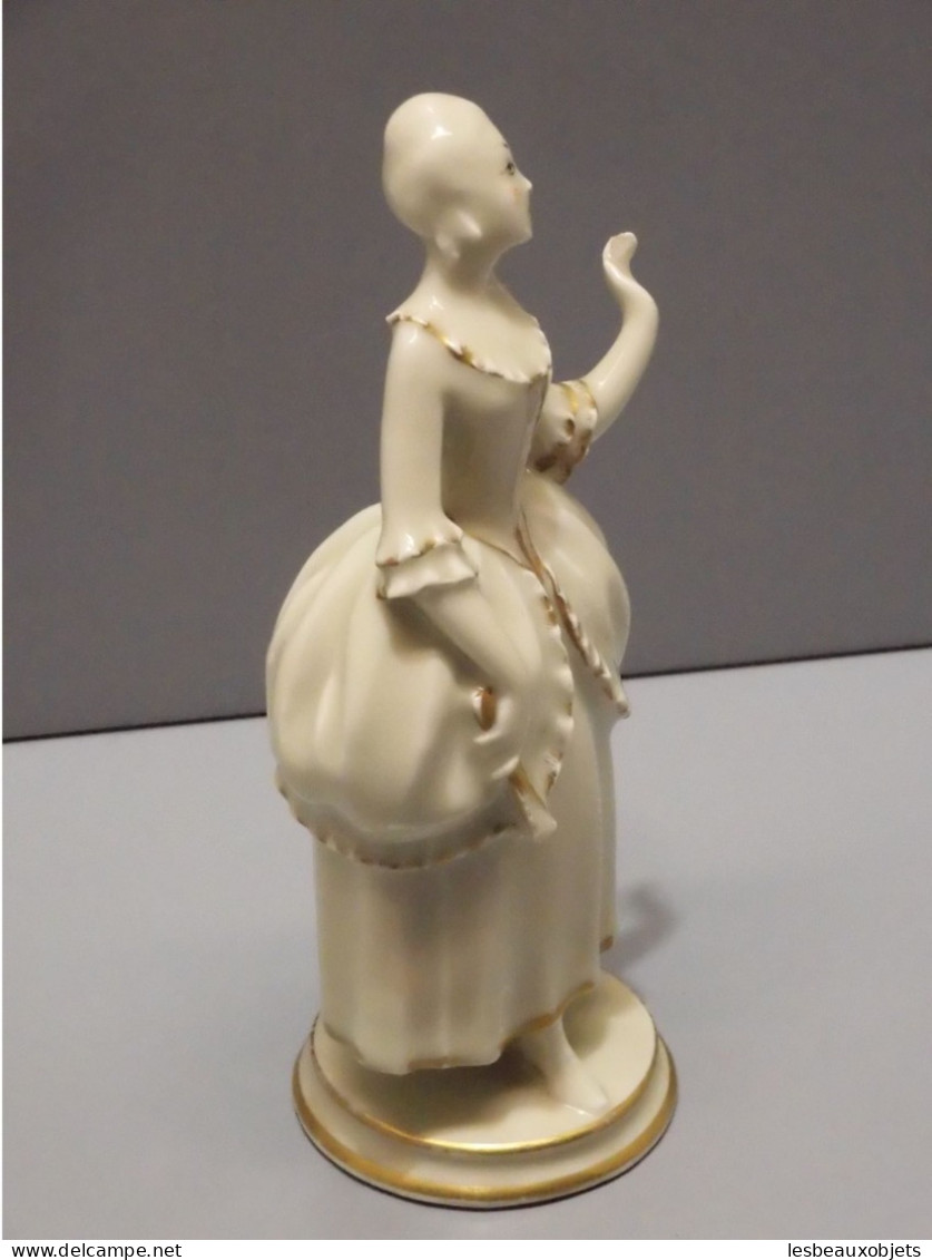 -STATUETTE PORCELAINE de LIMOGES signée LUCIEN MICHELAUD FEMME ELEGANTE   E