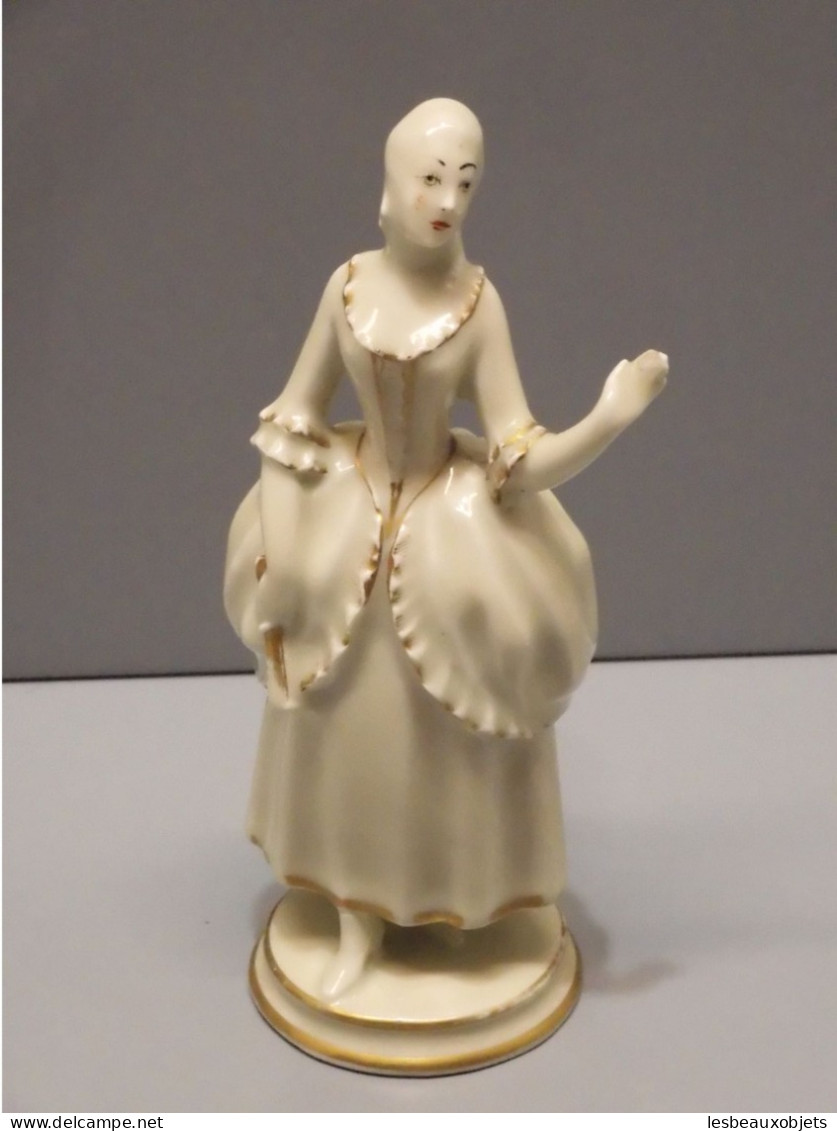 -STATUETTE PORCELAINE de LIMOGES signée LUCIEN MICHELAUD FEMME ELEGANTE   E