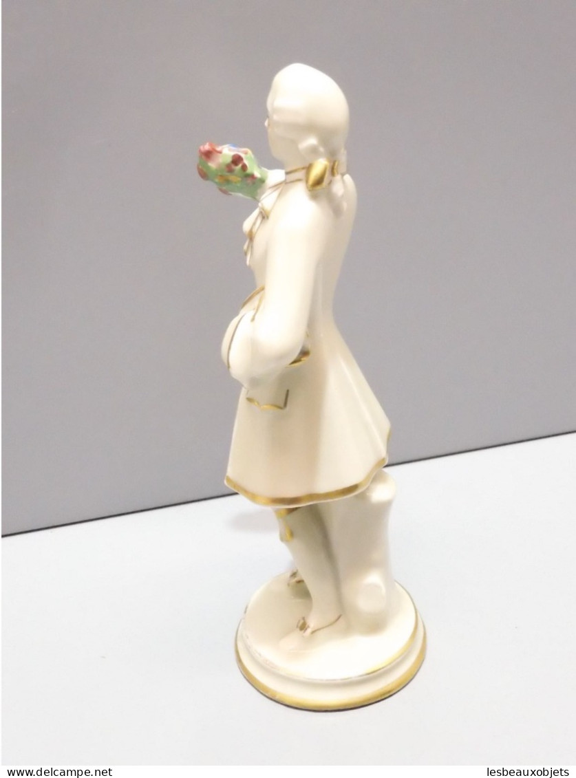 -STATUETTE PORCELAINE de LIMOGES signée LUCIEN MICHELAUD HOMME ELEGANT   E