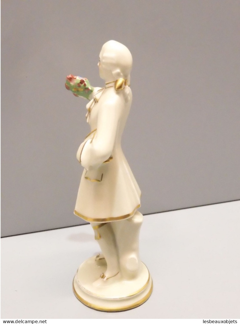 -STATUETTE PORCELAINE de LIMOGES signée LUCIEN MICHELAUD HOMME ELEGANT   E