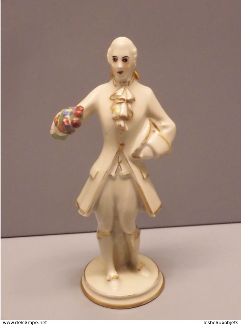 -STATUETTE PORCELAINE de LIMOGES signée LUCIEN MICHELAUD HOMME ELEGANT   E