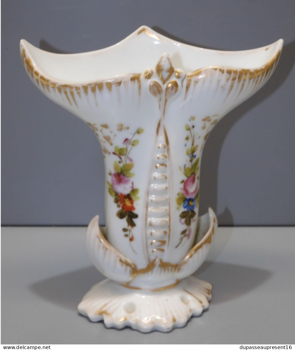 -VASE De MARIEE PORCELAINE Décor De Fleurs Colorées Peintes Jus De GRENIER    E - Vases