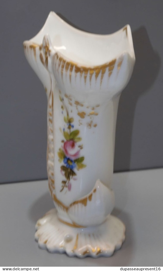 -VASE de MARIEE PORCELAINE décor de Fleurs colorées peintes Jus de GRENIER    E