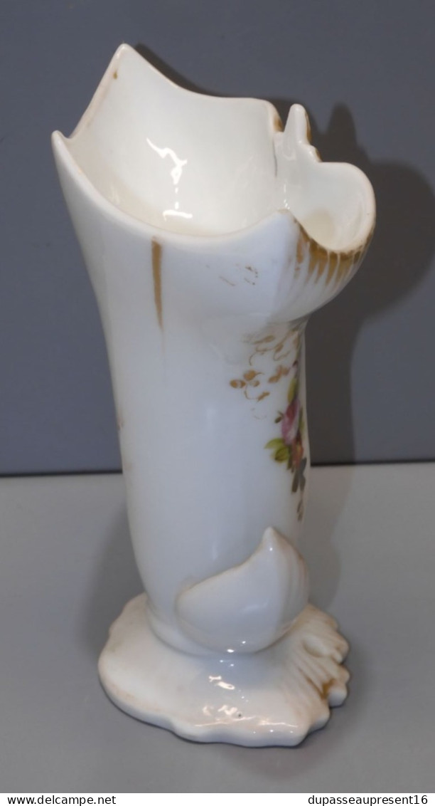 -VASE de MARIEE PORCELAINE décor de Fleurs colorées peintes Jus de GRENIER    E