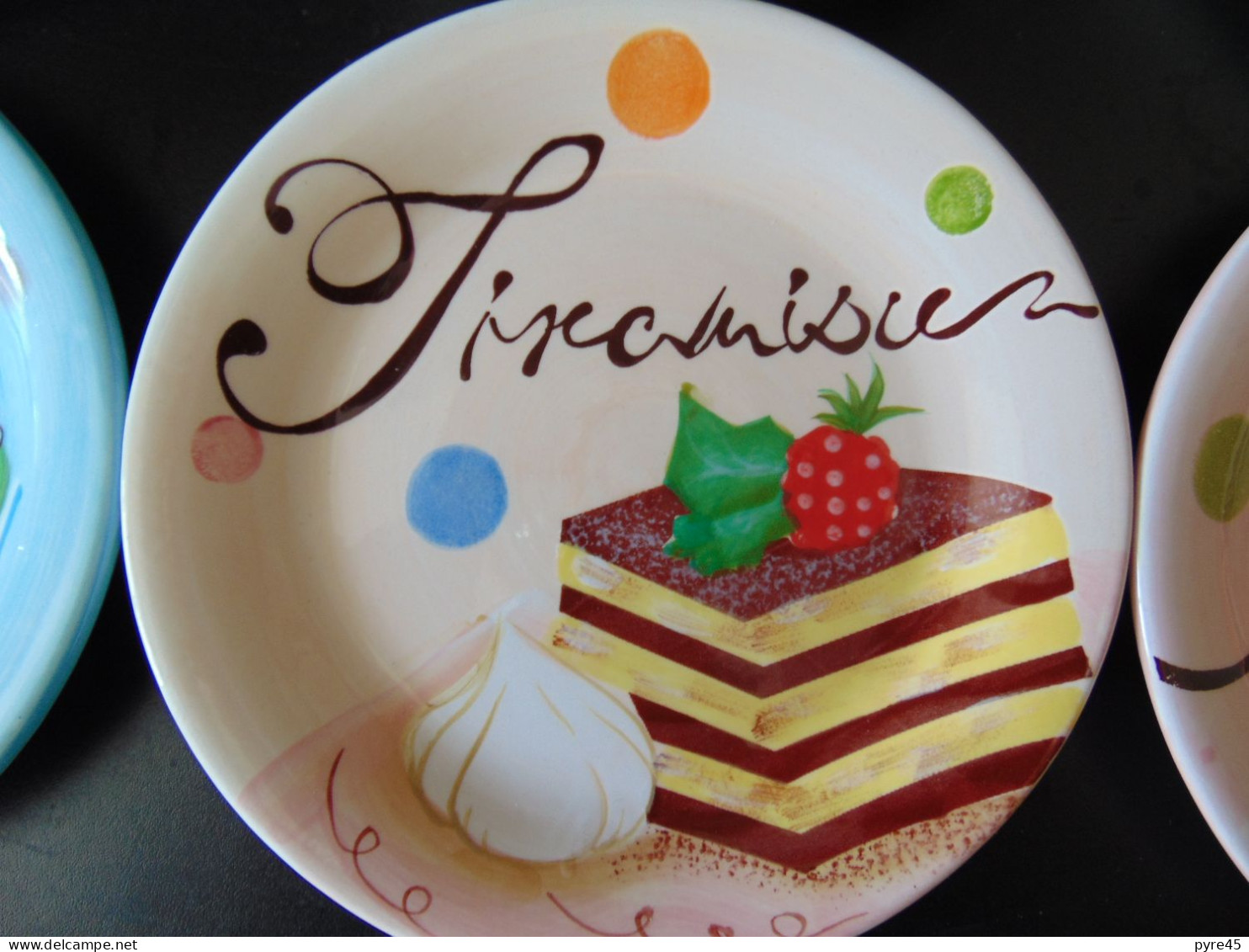 6 assiettes en céramique, divers motifs de desserts ( diamètre 16 cm )