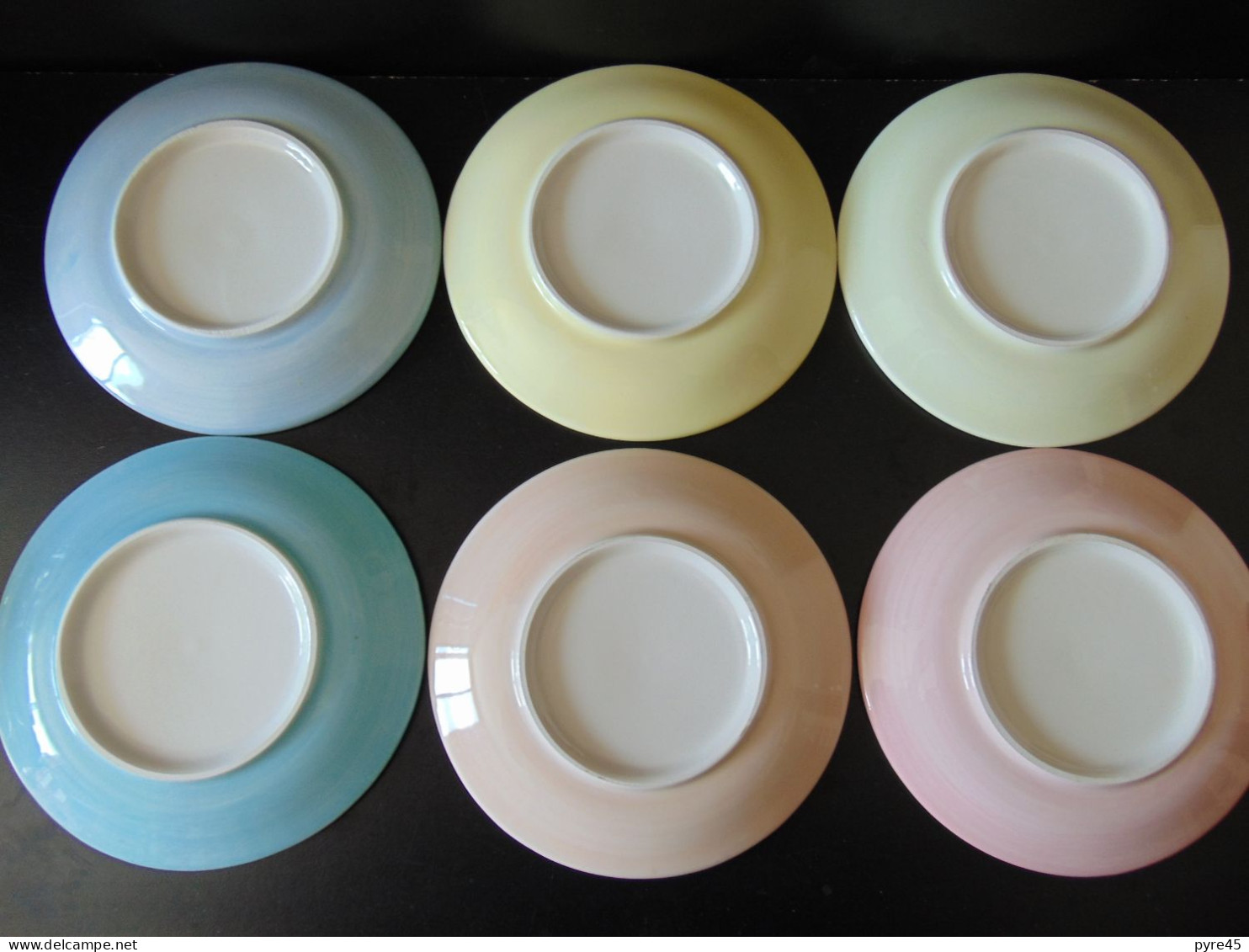 6 assiettes en céramique, divers motifs de desserts ( diamètre 16 cm )