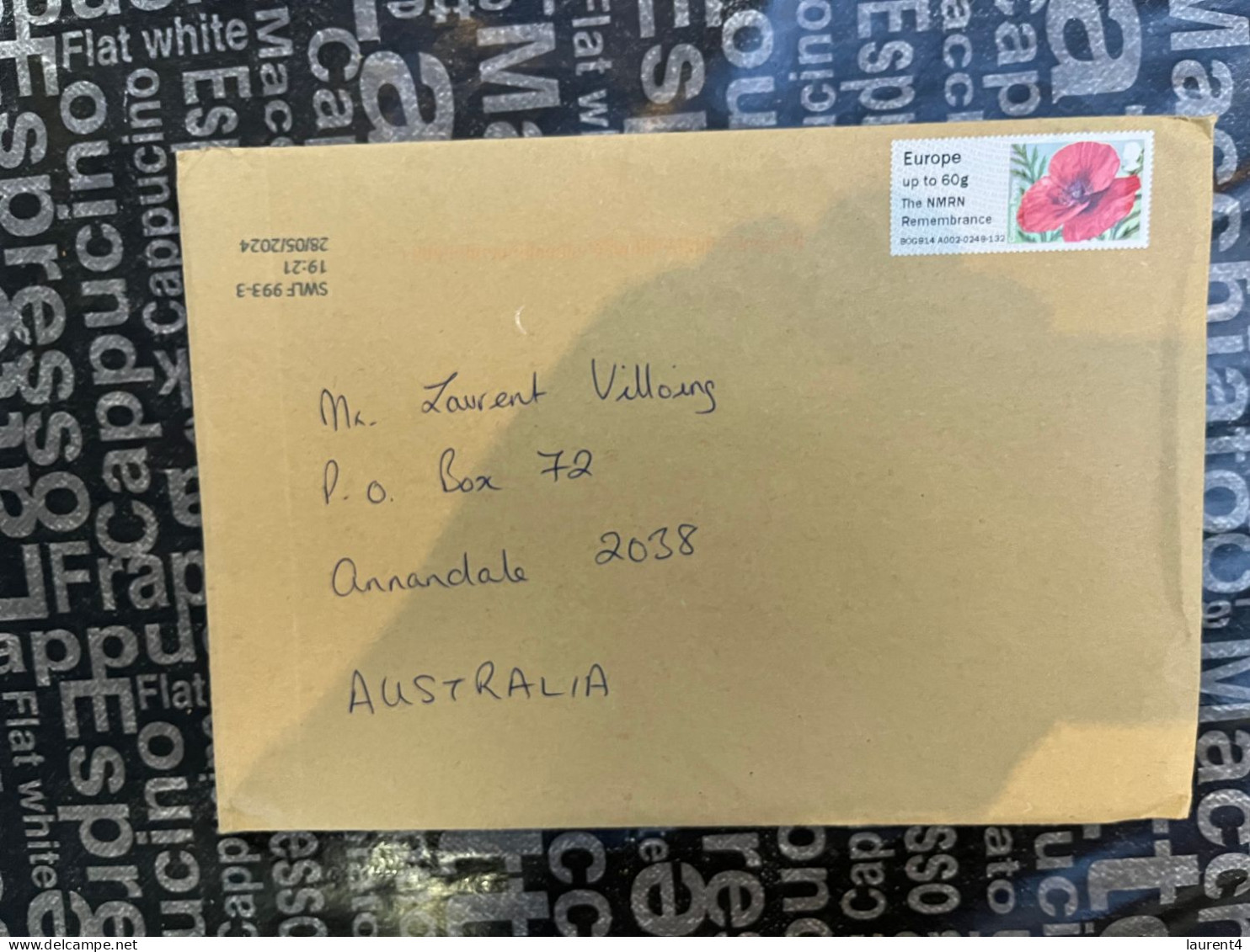 17-6-2024 (70) 2 Large THICK Letter Posted From United Kindom To Australia In 2024 (with 1 Stamp Each)  23  X 16 Cm - Cartas & Documentos