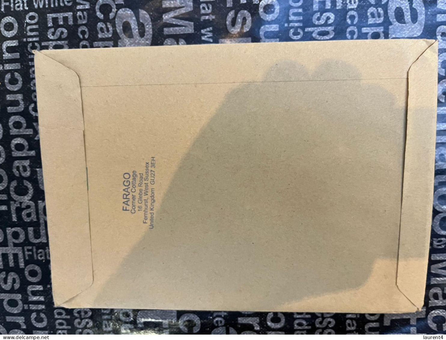 17-6-2024 (70) 2 Large THICK Letter Posted From United Kindom To Australia In 2024 (with 1 Stamp Each)  23  X 16 Cm - Cartas & Documentos