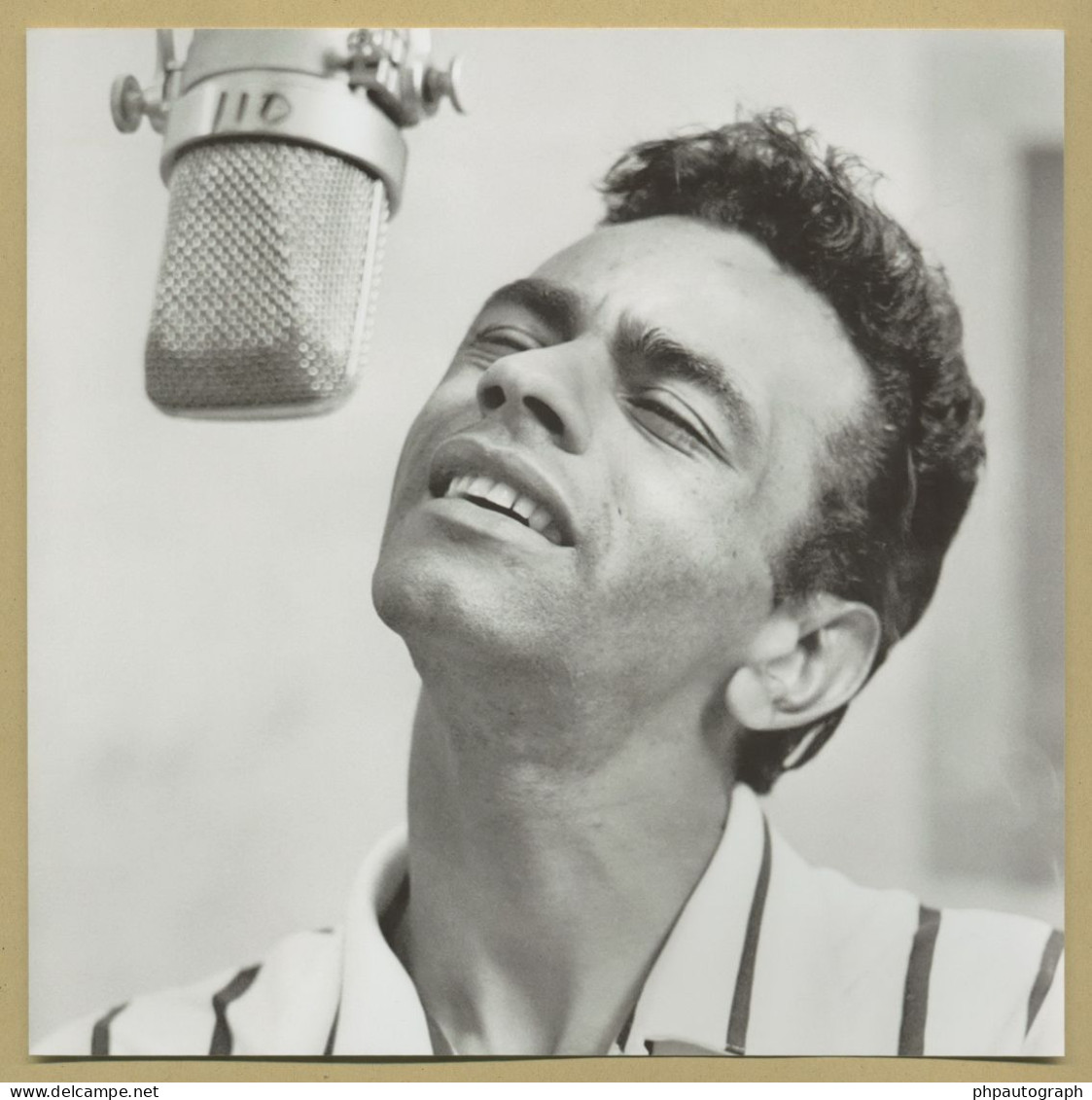 Johnny Mathis - Chanteur - Page De Livre D'or Signée + Photo - Paris 1987 - Sänger Und Musiker