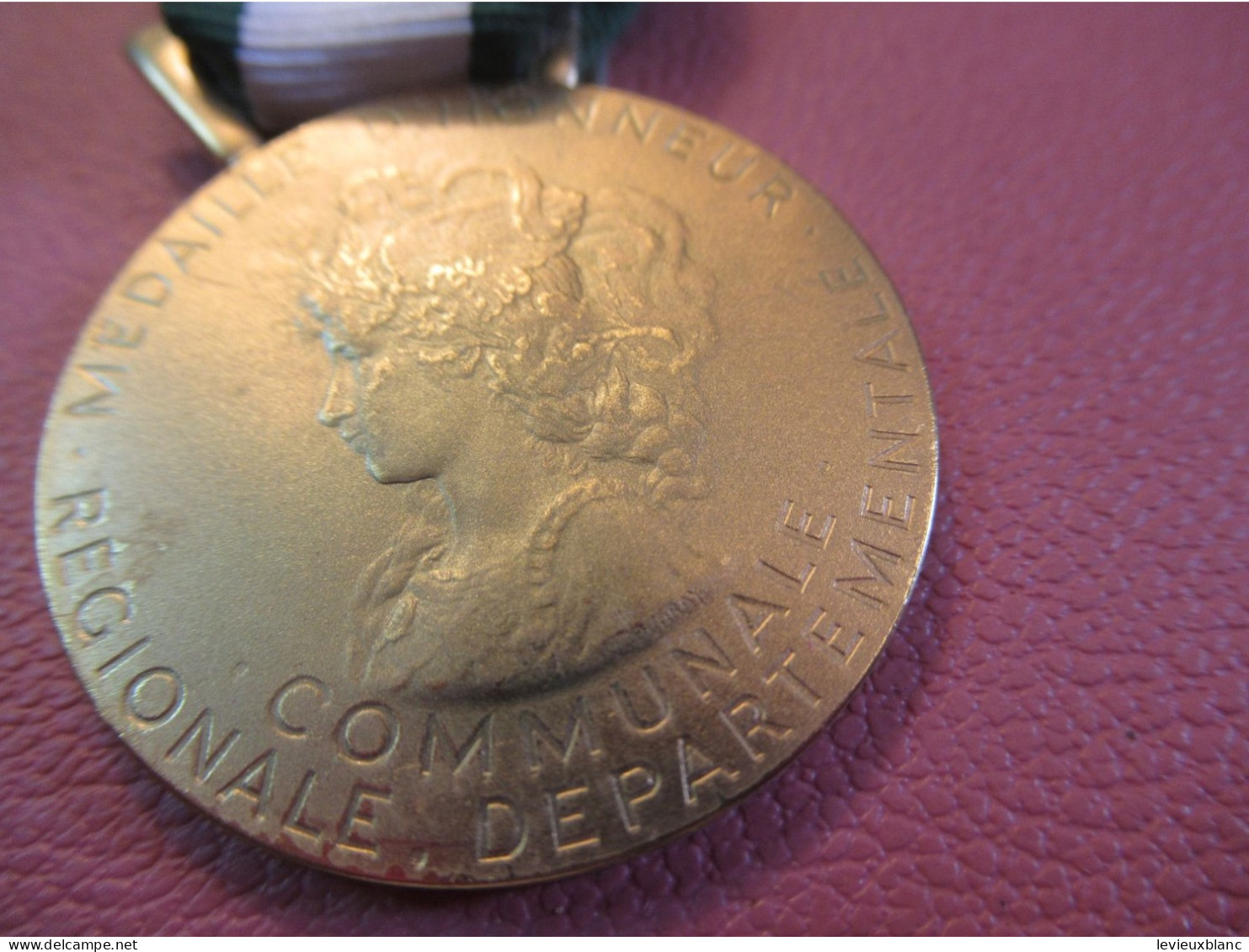 Médaille Française/R F /Ancienneté/OR /  Communale-Régionale-Départementale/J. VIVES/ 1995    MED527 - Autres & Non Classés