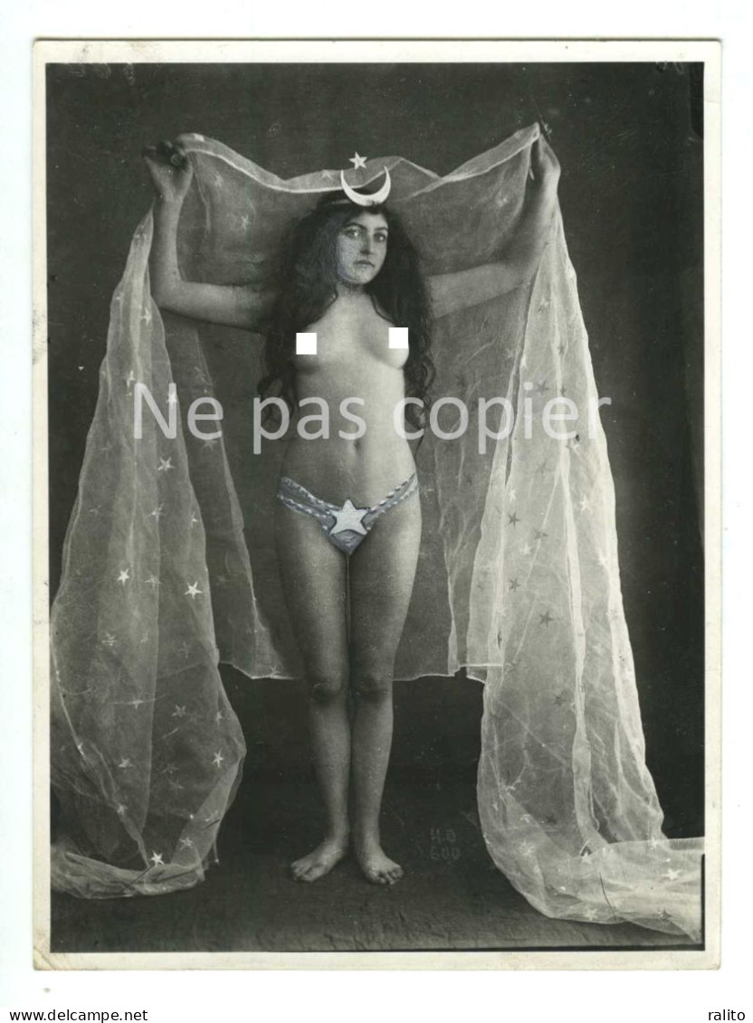 FEMME DEVETUE Vers 1890-1900 Tirage Vers 1930 Henri Oltramare - Pin-Ups