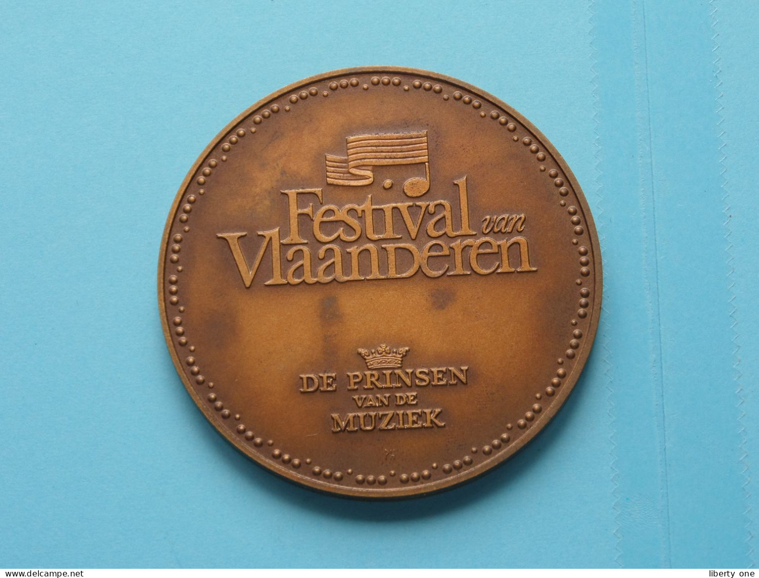 P. WILLAERT : 1485-1985 > Festival Van Vlaanderen ( Zie / Voir SCANS ) Bronskleur / Fisch > In Doosje En Staander ! - Souvenir-Medaille (elongated Coins)