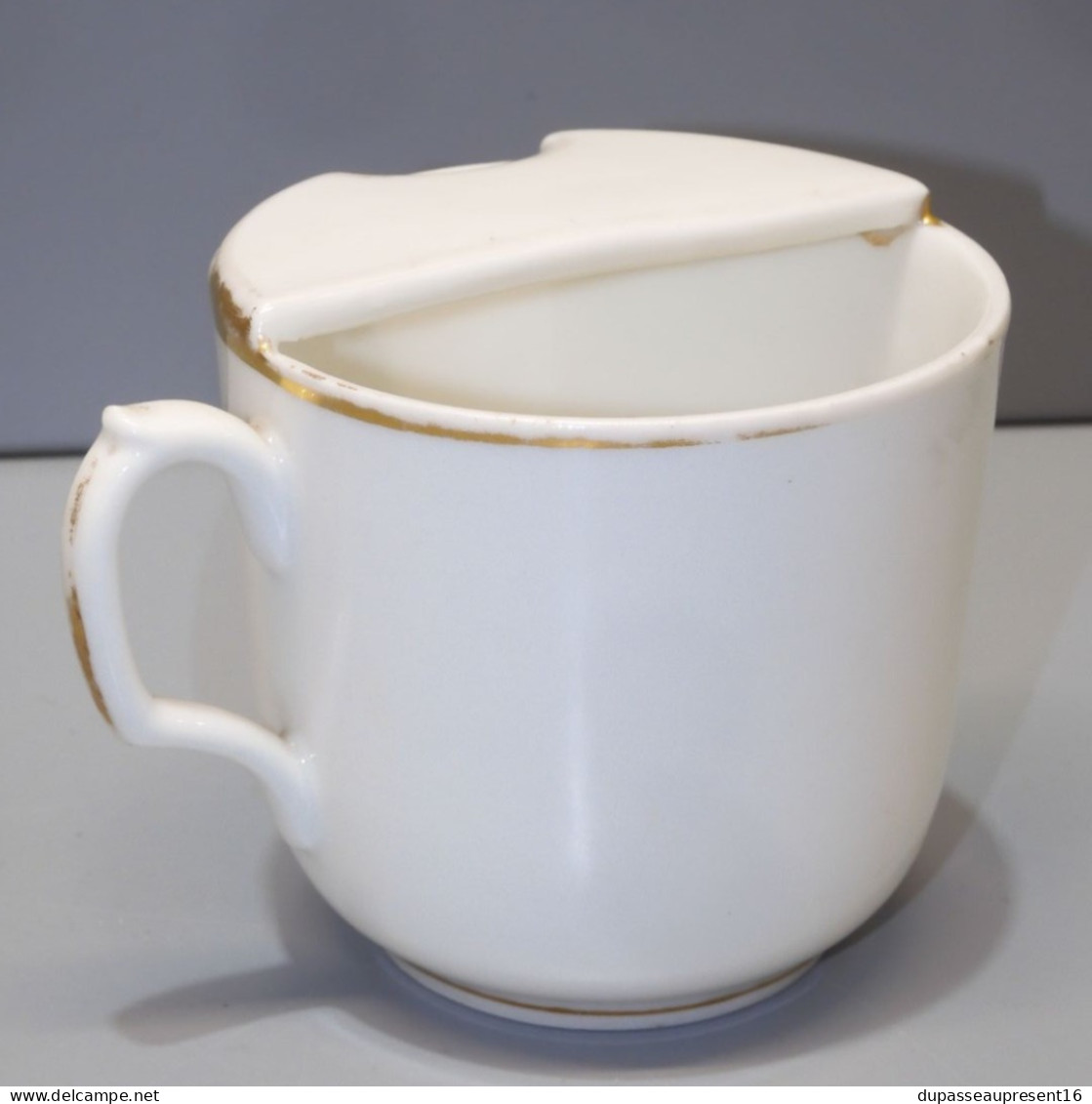 -ANCIENNE TASSE A MOUSTACHE PORCELAINE BLANCHE Bordure Dorée Jus Grenier   E - Autres & Non Classés