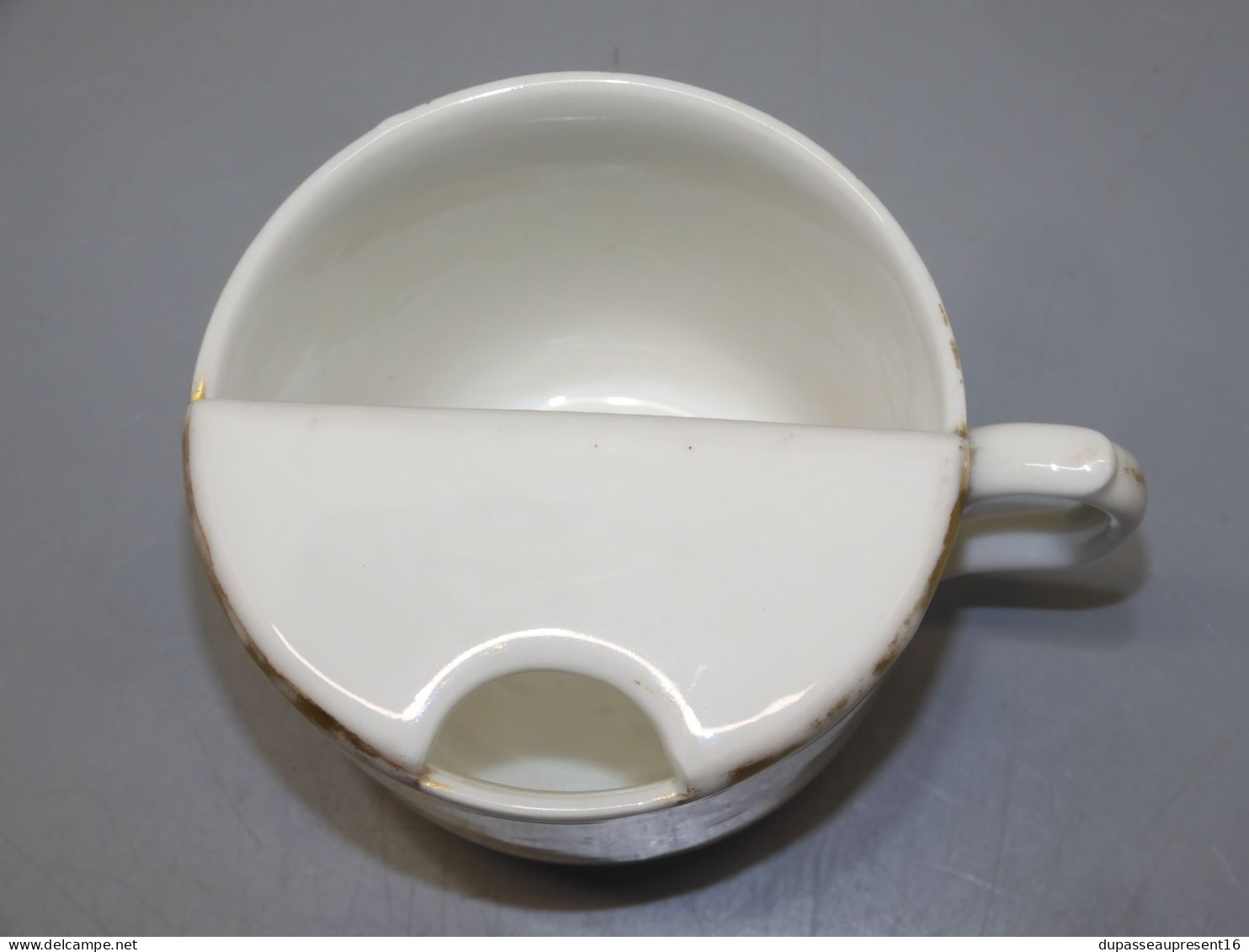 -ANCIENNE TASSE A MOUSTACHE PORCELAINE BLANCHE Bordure Dorée Jus Grenier   E - Autres & Non Classés